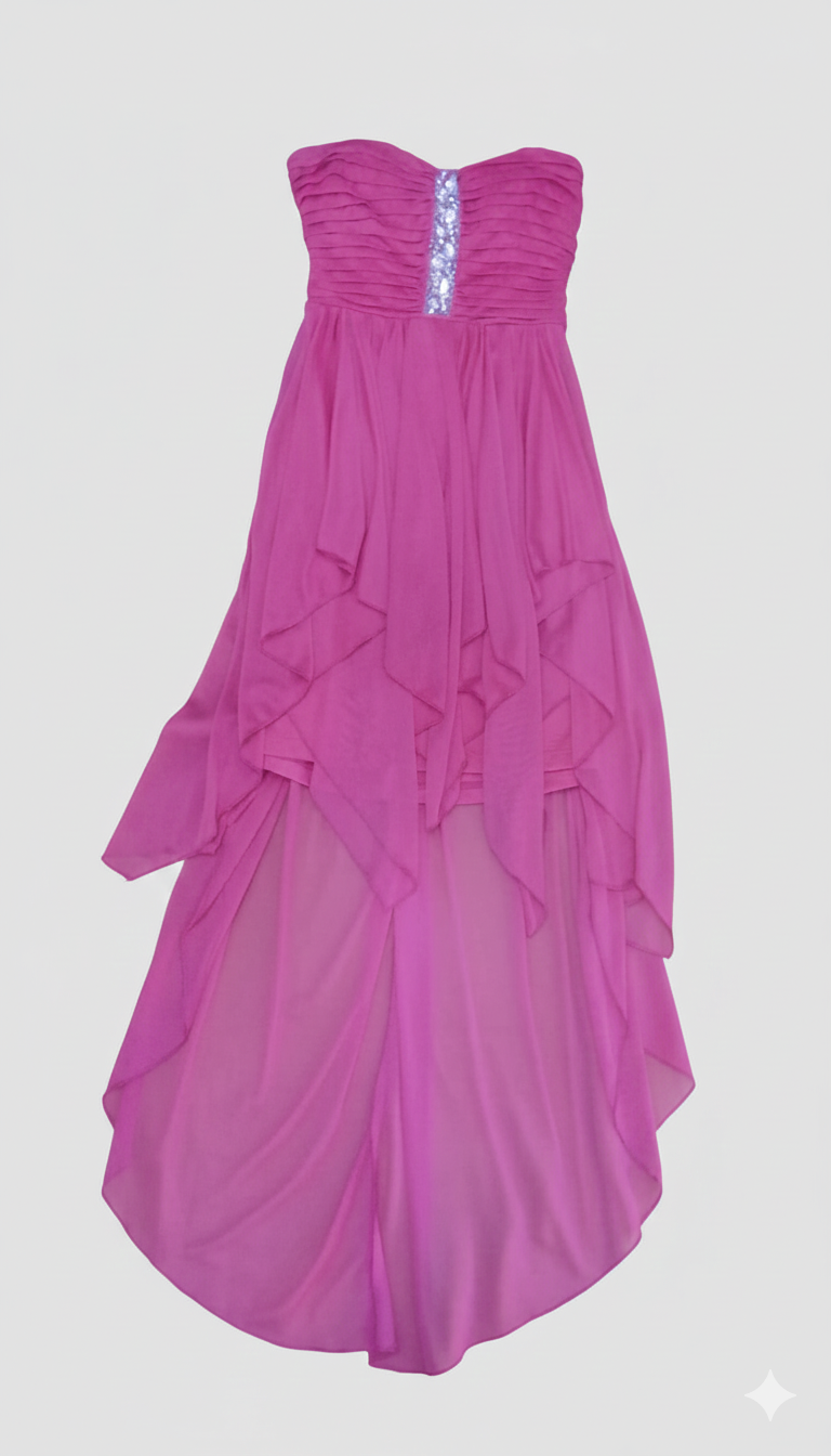 Vestido fucsia vibrante con diseño asimétrico y detalle de pedrería.