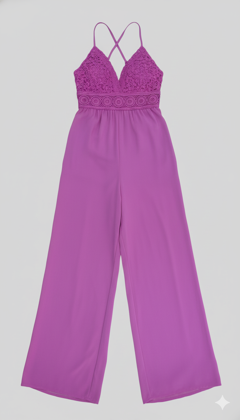 Enterizo morado vibrante con corpiño de encaje floral y espalda cruzada.