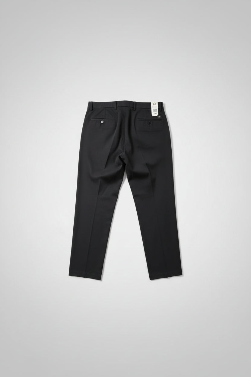 Pantalón Dockers Essentials – Corte Clásico en Negro Elegante
